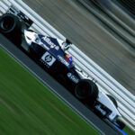 Juan Pablo Montoya sedang membalap dengan Williams BMW FW24 miliknya