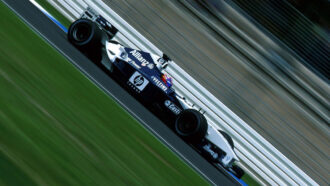 Juan Pablo Montoya sedang membalap dengan Williams BMW FW24 miliknya
