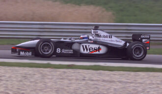 Mika Hakkinen mengendarai McLaren MP4-13 Mercedes pada sesi latihan pagi, GP Austria, ring A1 (Red Bull Cincin) (1998)
