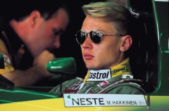 Mika Hakkinen di Lotus 107 cockpit (1992)