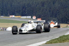 Alan Jones, Williams FW07-Ford johtaa John Watsonin McLaren M26ia. 1979 itävaltalainen GP, ​​Osterreichring