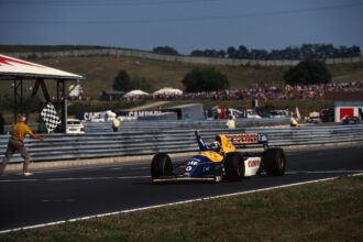 Damon HillWilliams FW 15C holt sich die Zielflagge für seinen ersten Grand-Prix-Sieg. Großer Preis von Ungarn, Hungaroring, 15 August 1993.