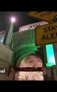 Red Bull Racing F1 Auto rijdt 200 MPH in Lincoln Tunnel