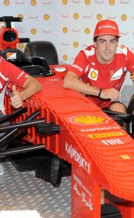 Hochgeschwindigkeitsachterbahn an Bord von Ferrari World Alonso & Massa
