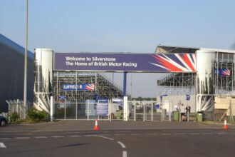 Silverstone Girişi