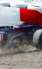 Mark Webber crashes at Japan