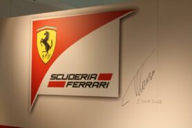 Ferrari-Logo mit Alonso-Autogramm