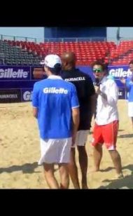 Bruno Senna testando suas habilidades no futebol em Abu Dhabi