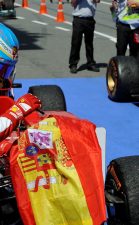 Alonso hampir kena penalti karena mengambil bendera Spanyol