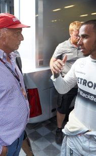Λάουντα έξαλλος ως Red Bull σταγόνες όνομα από F1 κύκλωμα