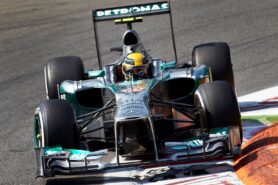 Lewis Hamilton conduciendo su Mercedes W04
