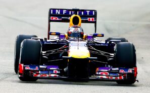 Sebastian Vettel fährt seins Red Bull RB9 in Singapur