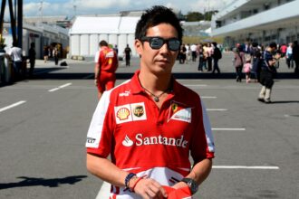 Kobayashi sedang merokok difoto