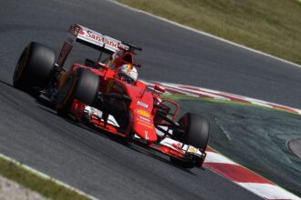 Sebastian Vettel SF15-T'yi sürüyor