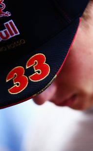 Verstappen prova que não houve feridos após acidente
