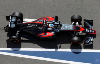 Fernando Alonso conduciendo el McLaren MP4-30 (2015)