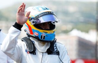 Fernando Alonso saluta i tifosi.