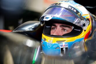 Fernando Alonso in de garage