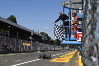 Hamilton crosses the finish line as first in Monza (2015)