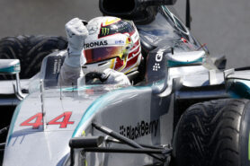 Lewis Hamilton gewinnt