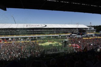 Tifosi F1 fãs reivindicam a reta principal em Monza