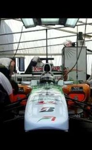 Force India F1 Auto wird in der Garage abgekühlt