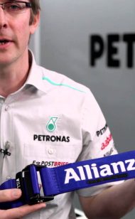 Como funciona o cinto de segurança em um 2011 F1 carro?