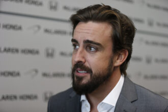 FIA le permite a Alonso probar las lesiones el viernes