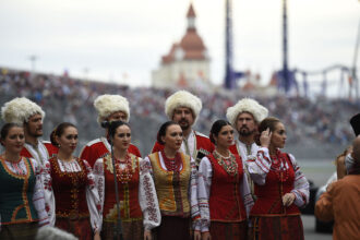 Российский промоутер шлепает босса Сильверстоун