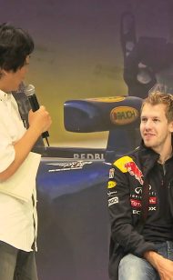 塞巴斯蒂安·维特尔(Sebastian Vettel)与日产车迷一起 Hall 2011 年,日本横滨 F1 WC