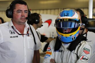 Eric Boullier e Fernando Alonso na garagem.