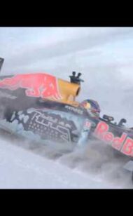F1-Car driftet über die Skipiste