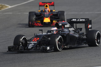 Jenson Button กำลังขับ McLaren MP4-31
