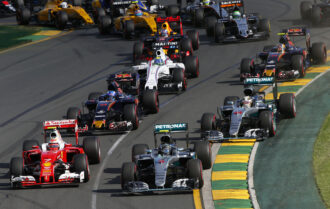 Erste Kurve nach dem Start der Australian Open 2016 F1 GP