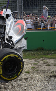 Alonso usa bandagem dia após acidente