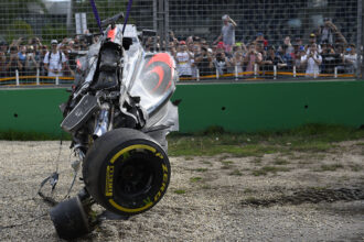 Kecelakaan McLaren MP4-31 milik Alonso setelah kecelakaan besar yang dialaminya