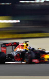 Red Bull 等着与雷诺决定未来