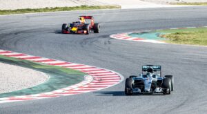 Nico Rosberg - Mercedes W07 VS Daniel Ricciardo - Red Bull RB12