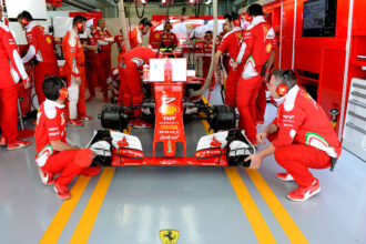 Kimi Raikkonen dans le garage de sa Ferrari SF16-H