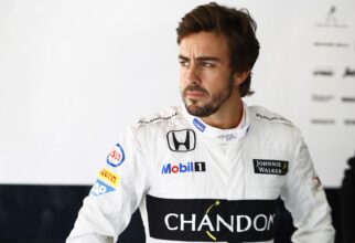 Fernando Alonso in de garage.