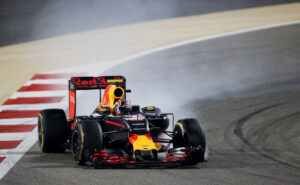 Daniil Kvyat, Red Bull RB12 locking up his right front