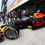 Ο Daniel Ricciardo οδηγεί το Red Bull Το RB12 είναι εξοπλισμένο με το αεροσκάφος στην πίστα κατά τη διάρκεια της προπόνησης