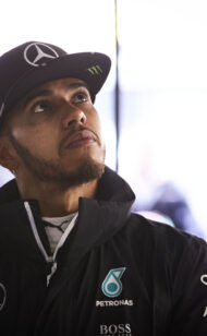 Mercedes scoffs at Hamilton rumour