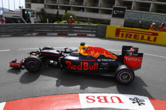 Daniel Ricciardo mengendarai mobilnya Red Bull RB12 di Monaco