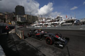 Jenson Button jeździ swoim McLarenem MP4-31 w Monako