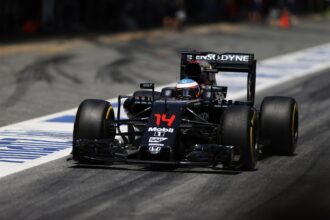 Fernando Alonso w depot.