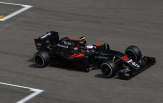 Jenson Button en el circuito en su McLaren MP4-31 Honda (2016)