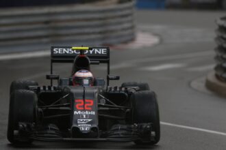 Ο Τζένσον Μπάτον οδηγεί τη McLaren MP4-31 του στο Μονακό