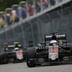 Fernando Alonso mène Jenson Button.