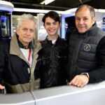 Michael Douglas, avec son fils Dylan Michael Douglas et Gerhard Berger dans le Red Bull Garage de course pendant le Canadien F1 GP